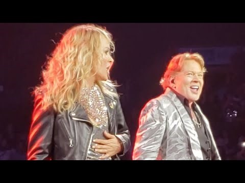 Carrie Underwood & Axl Rose sing "Welcome to the Jungle" in Los Angeles