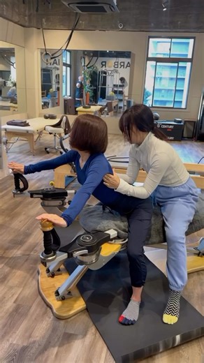 神戸旧居留地 パーソナルジム | HARBOR FITNESS on Instagram: "・ @yaaai ⁡ ☑️GYROTONIC®がもたらす効果 ⁡ GYROTONIC®（ジャイロトニック）は、 背骨や関節を“立体的”に動かしながら、身体の内側から整えていくエクササイズです🌿 ⁡ ・柔軟性がアップし、しなやかな身体に ・姿勢が整い、美しいボディラインへ✨ ・深層筋がしっかり働き、身体の軸が安定 ・呼吸が深まり、リラックス効果も🕊️ ・スポーツのパフォーマンス向上にも◎ ⁡ 年齢を重ねても、美しくしなやかに動ける身体づくりをサポートします💪🏻 ⁡ まずは体験レッスンから、お気軽にご予約ください。 ⁡ ⁡ 🆕 初回体験レッスン 60分 ¥5,500 ⁡ 🔁 2回目以降 60分 ¥8,800 90分 ¥13,200 ⁡ ⁡ 📩 ご予約・お問い合わせ DM または LINE より承っております。 ⁡ ————————————————— ⁡ HARBOR FITNESS（ハーバーフィットネス） ⁡ 📍 神戸市中央区江戸町100 高砂ビル302 🚉 JR / 阪急 / 