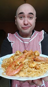 Spaghetti con sugo di Gamberi 🍝🦐 Pronti a farvi venire l'acquolina? Oggi prepariamo degli spaghetti con sugo di gamberi cremoso e profumato, questa versione vi stupirà! Unendo poi gli spaghetti di @pastazaffiri il connubio è perfetto. Salva e condividi la ricetta con un amico o familiare 🤗 Io a casa la faccio così: Per 3 - 4 persone 🔸️ Spaghetti 🔸️ 15 - 20 gamberi 🔸️ 1 Costa di sedano 🔸️ 1 Carota 🔸️ Mezza cipolla 🔸️ Mezzo barattolo di passata di pomodoro 🔸️ 2 Alici " io ho usato quelle