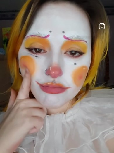 remember: don't squeeze clowns or lemons without their consent 👉🏼😗👈🏼 #clown #clowncore #clownmakeup #clowngirl