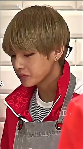 Jungkook eating the food that fell from Taehyung’s mouth 😩🔥 #shorts #taekook