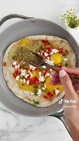 Easy 5-Ingredient Breakfast Pita Pizza Recipe