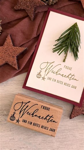 Stempel | Basteln | Papier on Instagram: "Eine Karte mit nur einem Stempel (W013-H) - manchmal braucht es nicht viel ✨🎄 Gold embossed (Z168) für den besonderen Glanz. Danach ein goldener Kartenrand: Einfach die Karte ins Watermark-Stempelkissen (Z067) drücken, Embossingpulver in eine Schale geben und die Karte einmal eintauchen. Aus einem Tannenzweig schnell einen Mini-Tannenbaum geschnitten, aufgeklebt – fertig ist die Weihnachtskarte 🎄 ✨ Newstamps wünscht euch allen frohe Weihnachten, ruhige