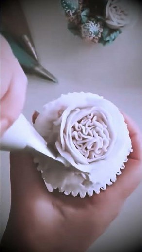 “The Easiest Way to Make Stunning Royal Icing Flowers 💐 (Even for Beginners!)”