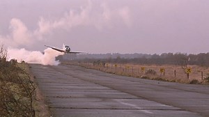 33K views · 1.1K reactions | 「一人きりにして悪いけど…」。『007は二度死ぬ』(1967)より、身動きが取れないボンド(ショーン・コネリー)を空中で置き去りにするヘルガ・ブラント(カリン・ドール)。 | James Bond 007 | Facebook