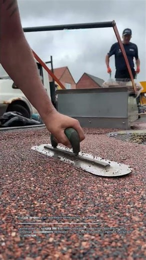 Procédé de pose d'un revêtement perméable lié à la résine