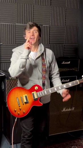 Write in the comments if you know what song this is 👇👀 #guitarist #game #quiz #musicquiz #guessthesong