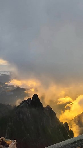 In a single heartbeat, the world turns to gold — Huangshan’s peaks rise above drifting clouds, a fleeting vision of eternity. ✨⛰️�#ChinaTravel #Huangshan #HuangshanTour #HuangshanTravelInquiry 美景有时只在刹那之间——金色黄山，云雾翻涌，群峰巍然，如遇惊鸿一瞥，令人心醉。✨⛰️�#中国旅行 #黄山旅游路线 #黄山旅游咨询 | Go Great Huangshan Mountain