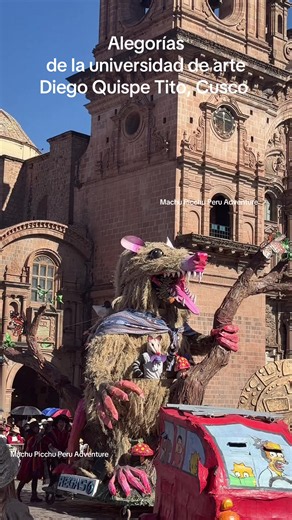 CUSCO FESTEJA 🎨✨ El arte tomó las calles del Cusco. Las impresionantes alegorías de la Universidad Nacional de Arte Diego Quispe Tito del Cusco llenaron de color, creatividad y tradición el mes jubilar de la Ciudad Imperial. Cada obra refleja el talento de sus estudiantes, quienes transforman la cultura, la historia y la identidad cusqueña en verdaderas expresiones artísticas que cautivan a locales y visitantes. 🏛️🎭 Un desfile que demuestra que en Cusco el arte no solo se observa, ¡se vive! #