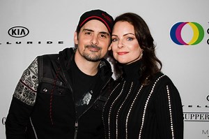 Kimberly Williams-Paisley Says Brad “Stalked” Her To Get A Date After Seeing Her In “Father Of The Bride” With An Ex-Girlfriend | Whiskey Riff