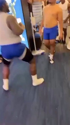 🚨INSANE FOOTAGE🚨When a massive fight broke out between two Kentucky football teammates in the locker room that was all captured on video.One of the craziest fights of all time between two teammates.😳😳😳