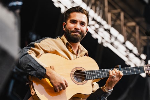Kendji Girac papa d’un “bébé magnifique” : le chanteur dévoile le prénom de son petit garçon