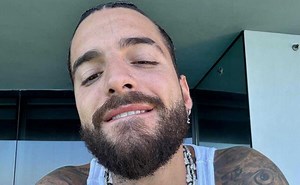 "Gran amigo" Maluma maravilla a fans con buen ángulo tras ducha