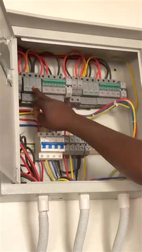 🔋 SUNESS 15kW Energy Storage System — Smart Power Integration ⚡ This system combines SUNESS 15kW LiFePO4 energy storage batteries with high-efficiency Deye and Hober hybrid inverters to create a reliable and intelligent solar storage solution. ✅ System Structure: Solar Panels generate DC power from sunlight Hybrid Inverter (Deye / Hober) converts DC to AC for household or business use SUNESS 15kW Battery stores excess energy for night-time or backup supply Smart BMS & Communication (RS485 / CAN
