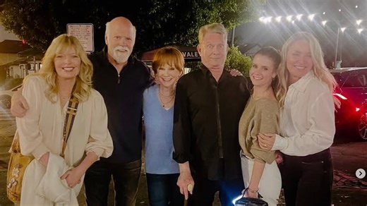 'Reba' cast has sweet reunion: 'Dinner with these friends is everything'