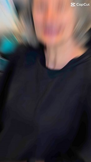 Elle avait des cheveux poivre et sel, une mèche claire naturelle, et l’envie de ne pas entretenir sa couleur trop souvent.Alors j’ai joué avec les contrastes, sans toucher à sa racine.Grâce à notre technique signature, j’ai gardé ce qu’elle était… et ajouté ce qu’elle osait à peine rêver : du relief, du caractère… et un rouge à lèvres rouge fatal. 💄Parce que non, ce n’est pas parce qu’on a des cheveux blancs qu’on ne peut plus être une femme fatale.Elle est repartie rayonnante… et déjà prête à 