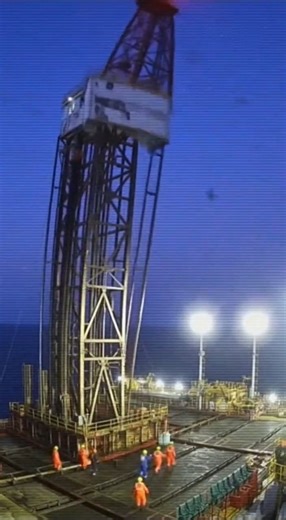 Oil Rig Derrick Collapses During Operations, Workers Escape Serious Injury A major incident unfolded offshore when an oil rig derrick suddenly collapsed during routine operations, sending metal debris crashing onto the platform below. Witness video shows the towering structure buckling and giving way as workers scramble to safety amid alarms and rising tension. Emergency shutdown procedures were immediately activated, and crews were accounted for shortly after the collapse. Several workers were
