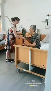 Mamos diena, ir diena prieš ją – buvo ypatingai užimtos, sakyčiau, darbingiausias savaitgalis per visą mano muzikinę patirtį. Per Motinos dieną turėjau NET DVYLIKA muzikinių SVEIKINIMŲ, (na, trylika, įskaičiuojant ir savo mamytę!) o gegužės 4-ąją – aštuonis. Taip, buvau be galo pavargus, kai grįžau vėlai vakare namo, tačiau džiaugsmo ašaros, reakcijos į muziką, padėkos, apkabinimai apterka tą nuovargį, kuris atsiranda iš meilės darbui ir jums. Labai džiaugiuosi, jog jūsų dėka galiu realizuoti sa