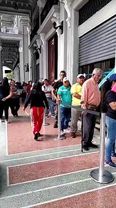 Usuarios llegan hasta el Palacio Municipal para realizar el pago del impuesto predial 2025. Informan Priscilla Alvarado y Francisco Verni. | El Universo