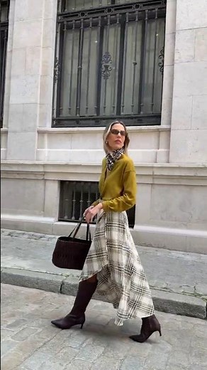 Jersey Oliva, Falda Asimétrica de Cuadros y Botas Altas. ¿Te gusta la mezcla? #fashiontrends #ootd