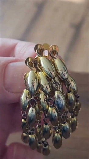 Gold Dangle Clip-On Earrings #cliponearrings #goldearrings #vintageearrings #costumejewelry #90s