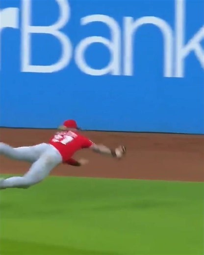 MLB Top Plays (pt 179): Jake Fraley INSANE Catch vs Guardians #reds #mlb #baseball #topplays
