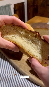 Domáci chlebík 🍞 S týmto receptom na domácí chlieb už nikdy nebudete chcieť kupovať v obchode – je rýchly, jednoduchý a chutí oveľa lepšie! Suroviny: 1 kg hladká múka 3 PL olej 1 PL ocot soľ 1 a 1/2 PL rasca 6,5 dcl voda kockačerstvého droždia 1 ČL kryštálový cukor Na mazanie - paštéty a masť od @tauris.sk , ktoré kúpite v @masiarstvoubyka Postup: Spravíme si kvások(do teplej vody dáme cukor a droždie, necháme 15 minút vykysnúť) a zmiešame všetko dokopy. Dáme vykysnúť na hodinku. Vykysnuté cest