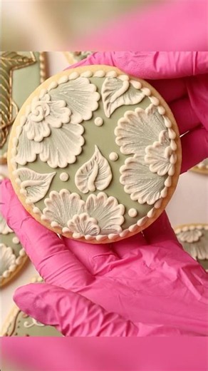 Decorating a cookie with royal icing brush embroidery #royalicingcookies #decoratedcookies #howto