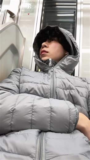 nugu | 今回の新作ダウン､ テストを兼ねて登山に行ってきました！🏃汗をかいてから温泉まで…完璧なコース✨ 重くて動きにくいダウンはもう卒業。空気のように軽い着用感に、確かな保温性まで兼ね備えています。 何より魅力のは､ 登山ウェアのように見えないおしゃれなシルエット。... | Instagram