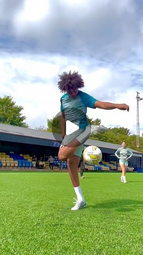 Mo Omar on Instagram: "Clean boots, clean skills ⚡️🤩 @umbro #football"