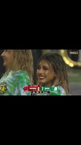 Here’s a video of an Oregon cheerleader trying to keep it together while getting rained on in the Ducks victory over Wisconsin. #NCAA #ncaafootball #cheerleader | Lifelong Fan