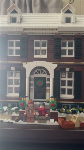 Lego Home Alone House. Kevin Mccallister is in trouble. Predator loose in Chicago.