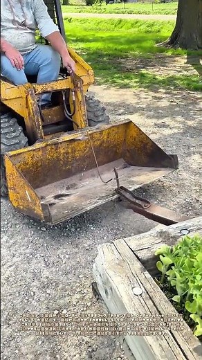 フックで穴を貫け：鉢植え満載のトレーラーを繋ぐ小型ローダー