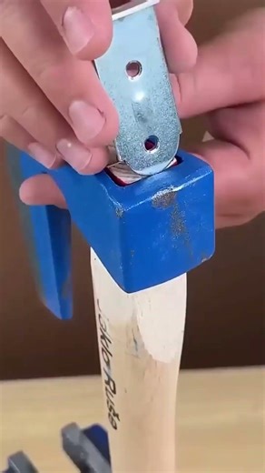 How they fit axe into its handle perfectly 🤔 #shortvideo