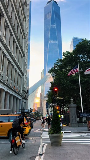 🌇 New York is something else—especially at sunset. 🗽✨ As the sky turns golden and the skyline begins to glow, the city transforms into pure magic. It’s a view that never gets old. #NewYorkCity #Sunset #NYCSkyline #GoldenHour #NYCVibes