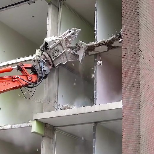 The steel monster gnaws at the house#demolition #demolitonconstruction #housedemolition