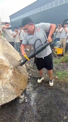 Heavy Duty Portable Hydraulic Stone Breaker and Rock Splitting Device