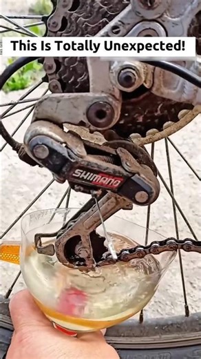 EASY WAY TO CLEAN CHAIN : A dirty bike chain reduces performance fast