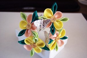 30 DIY Kanzashi Style Flowers And Ornaments • Crafting a Green World