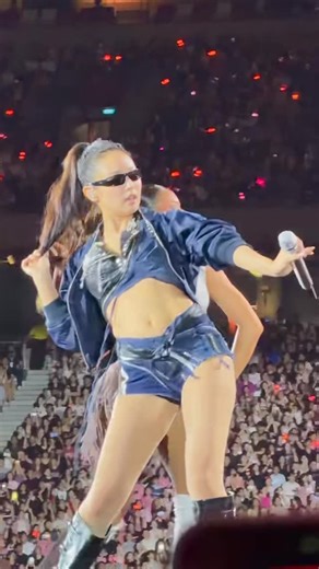 jennieeffect on Instagram: "The crowd was so loud that I could barely hear @jennierubyjane’s voice during her extraL performance in Singapore D3. Her breakdance went crazy🔥"