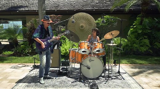 “Oye como va, mi ritmo, bueno pa’ gozar...” New Song Around The World coming soon! This song is a mambo originally composed by Tito Puente in 1963 and it was popularized by Santana’s Latin rock version in 1970—which reached number 13 on the Billboard Hot 100, number 11 on the Billboard Easy Listening poll. Watch at 👉🏻 https://playingforchange.com/videos/oye-como-va-members/ | Playing For Change