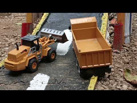 Aksi #3 Melangsir Material Pasir Bangunan Dengan Dumptruck dan Wheelloader Buldoze