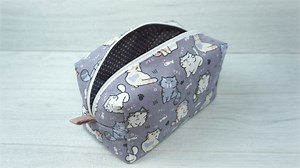 More exclusive patterns: https://anjurisa.etsy.com Material used in this boxy zipper pouch tutorial: • Cotton fabric: https://amzn.to/3gWolYx • Canvas fabric: https://amzn.to/49rIR9g • (Optional) Fusible fleece interfacing: https://amzn.to/490FFRC • Zipper presser foot: https://amzn.to/3T8cDJR • Water erasable fabric marking pen: https://amzn.to/3t1lOzr • Wonder clips for sewing: https://amzn.to/30sQvQ0 • Ironing board for sewing: https://amzn.to/3l4EkRl • Sewing machine for beginners: https://a