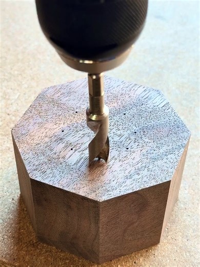 Self-Locking Wood Lid for DIY Projects