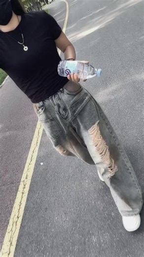 姐姐还没当够，不知不觉成了老阿姨，还好破洞牛仔裤，替我守住了最后一点叛逆感喜欢#裤子破洞的n种理由#破洞牛仔裤的倔强#穿搭#夏季破洞牛仔裤搭配#时髦破洞牛仔裤