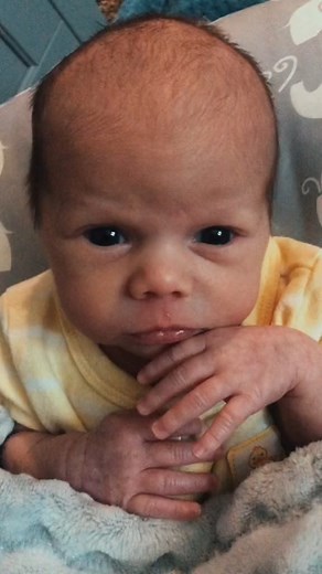 Julia is wide awake while her brothers snooze❤️🥺 #baby #sutherlandtriplets #fy #fypシ #fypage #foryou #foryoupage #foryourpage #momsoftiktok #mom #bby. | Maggie Sutherland