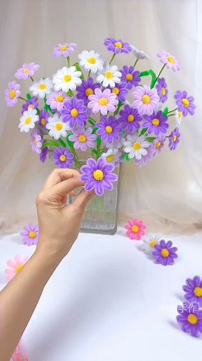 Flower tutorial using fuzzy wire! Amazing DIY! #fuzzywireflowerbouquet #fuzzywire #fuzzywireflower #fuzzywireflowertutorial #flowertutorial #flowers #fuzzywireflowerpot #lavender #daisy #clickandhaul | Click & Haul