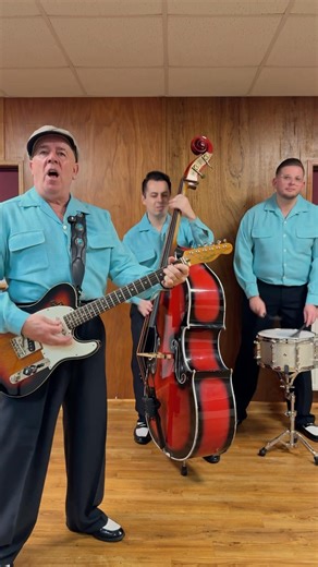 Acoustic version- ‘Memories Of Memphis’ (A tribute to Elvis) #elvis #memphis #graceland