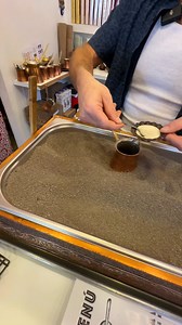 en arenero con cenizas y arena es como se prepara este café turco | Recorriendo Mi Tierra
