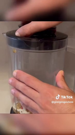 Πένες τρικολόρε με σάλτσα κόκκινης πιπεριάς 🌶️✨ Μια διαφορετική, γεμάτη χρώμα και γεύση σάλτσα που φτιάχνεται σε μόλις 15 λεπτά! Το τέλειο πιάτο για όταν θες κάτι εύκολο αλλά καθόλου βαρετό 🤍 👉Δείτε αναλυτικά τη συνταγή πατώντας στο λινκ στο προφίλ μου❤️ Υλικά: 250 γρ. Πένες τρικολόρε 2 κουταλιές σούπας Ελαιόλαδο 2 Κρεμμύδια μέτρια, ψιλοκομμένα 2 Πιπεριές κόκκινες, ψιλοκομμένες 2 σκελίδες Σκόρδο, ψιλοκομμένο 140 ml Νερό βραστό από τις πέννες Χυμό από ½ Λεμόνι 3 κουταλιές σούπας Κρέμα Γάλακτος